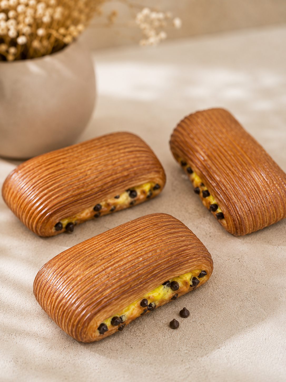 Girelle sfogliate con gocce di cioccolato