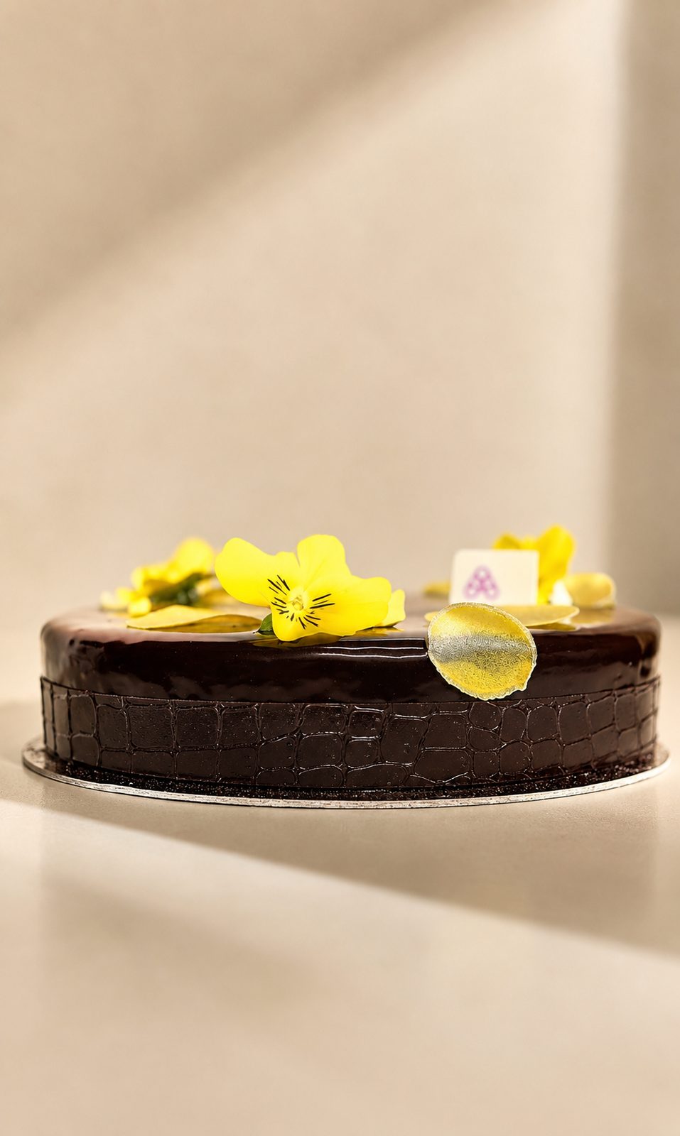 Torta al cioccolato fondente con fiori edibili gialli
